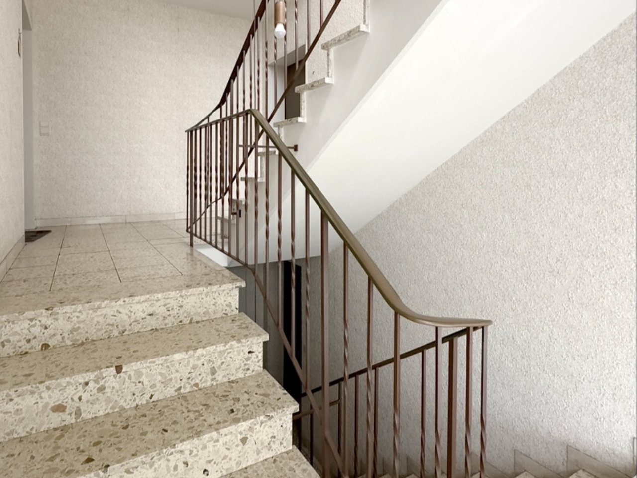 Frisch gereinigtes Treppenhaus mit Terrazzo-Stufen – Objektbetreuung KeyInspect Neustadt